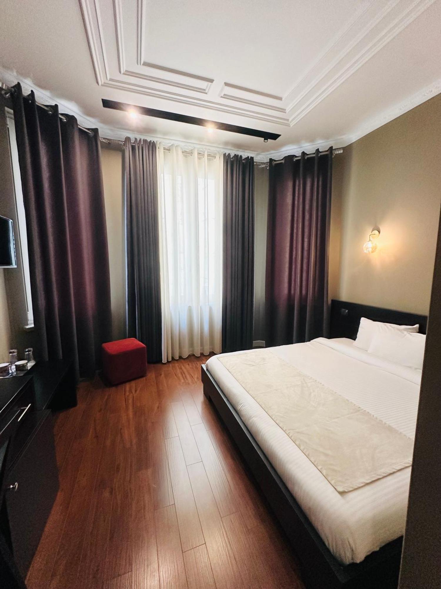 Monun Boutique Hotel Tirana Exterior photo